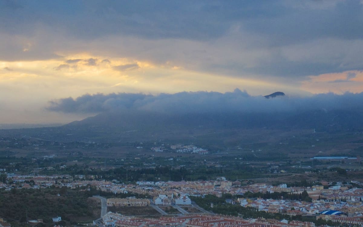 Vista al atardecer de Alhaurín de la Torre, con sus urbanizaciones de chalés y adosados y el Valle del Guadalhorce al fondo