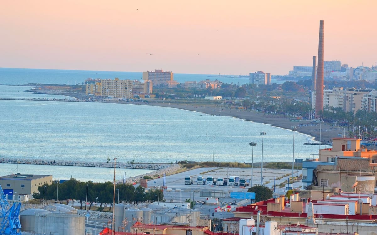 Playa de la Misericordia y la chimenea de la antigua térmica, en el distrito Carretera de Cádiz (Málaga)