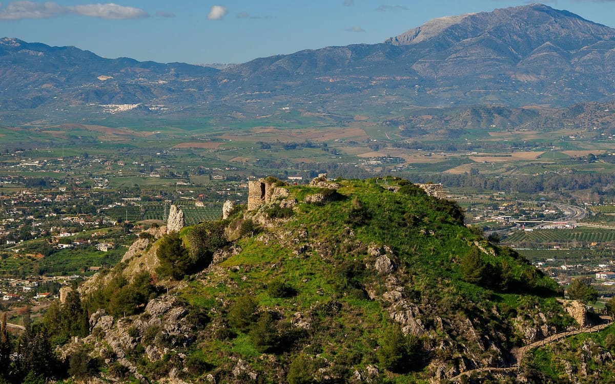 Ruinas del castillo de Cártama sobre el valle del Guadalhorce