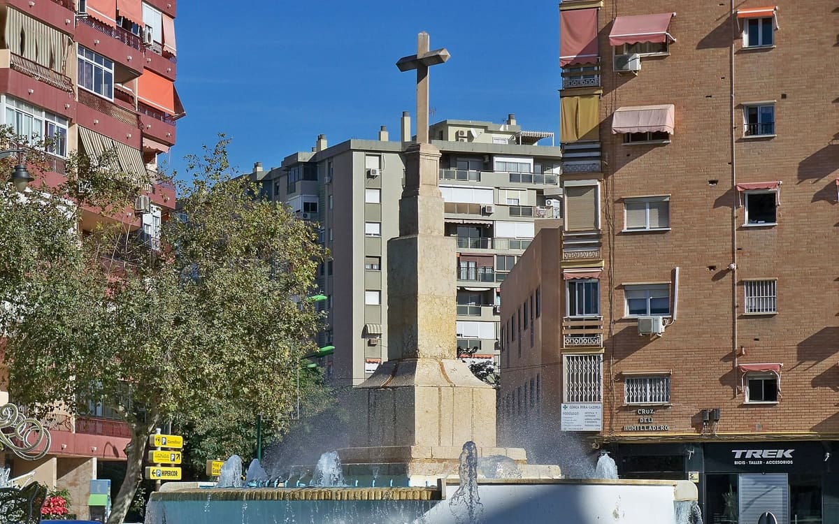 Fuente y cruz de la plaza Cruz de Humilladero, en Málaga