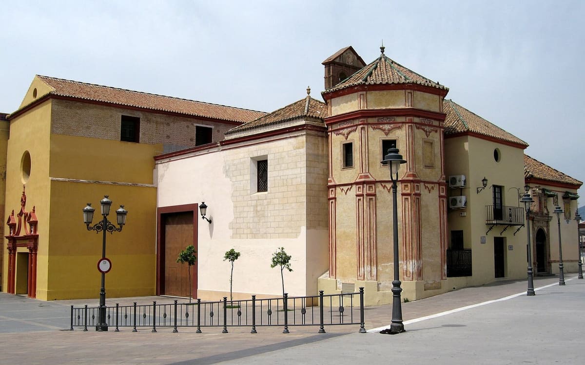 Iglesia de Santo Domingo, junto al Guadalmedina, en El Perchel (Málaga)