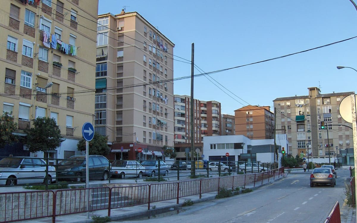 Calle y bloques de viviendas del barrio de La Unión, en Málaga