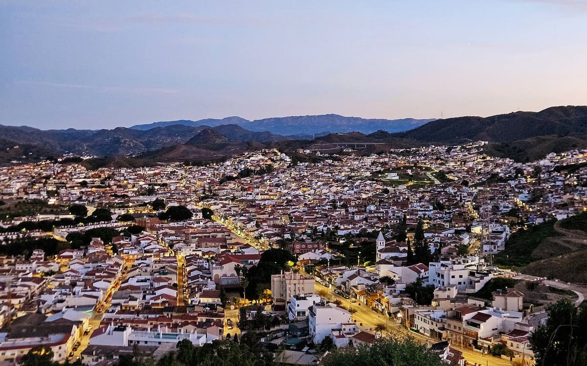 Vista del distrito Puerto de la Torre desde el Cerro de la Torre del Atabal (Málaga)